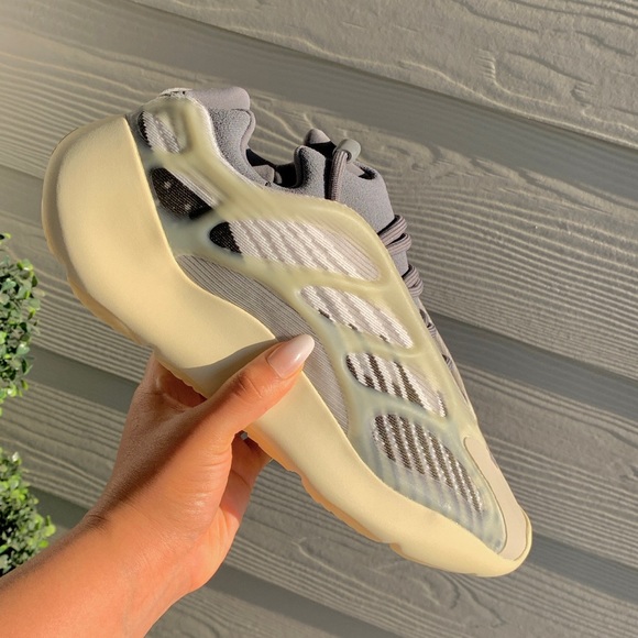Adidas Yeezy 700 V3 “Fade Salt”size: 9.5 ID1674 - Picture 2 of 11